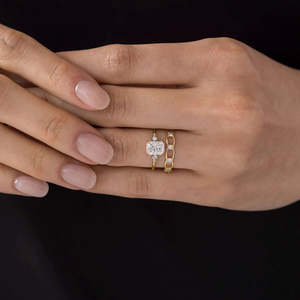 Anillo de compromiso de moissanita de cinco piedras de corte radiante elegante y lujoso Tipo de producto de gama alta - Product Image 3