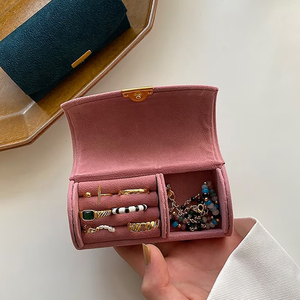 Estuche Organizador de Joyas Minimalista con Logotipo Personalizado, Caja de Joyería de Viaje Compacta de Terciopelo Cuadrada para Guardar Collares y Anillos de Forma Conveniente - Product Image 4