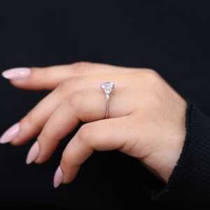 แหวนหมั้นเพชรเม็ดเดี่ยวทรงลูกแพร์เพาะเลี้ยงในห้องปฏิบัติการ - Product Image 3