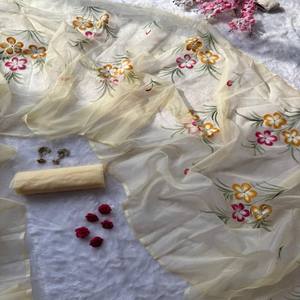 Sari VASTRA COTTAGE de Georgette Suave con Bordado Intenso y Borde de Encaje con Lentejuelas, Blusa con Bordado a Mano en Contraste, Sari para Fiesta - Product Image 3