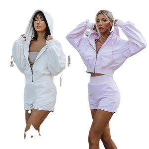 Nouveauté OEM, ensemble 2 pièces décontracté pour femmes, haut et short en tricot à rayures et à manches courtes, coupe ajustée pour l'été - Product Image 1