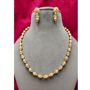 Collier de qualité supérieure plaqué or royal avec boucles d'oreilles pour femmes Bijoux de créateur pour la collection de vêtements de mariage - Product Image 1