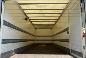 Camion de fret rouge Renault série T, vue avant, charge utile maximale supérieure à 3001 kg, véhicule utilitaire - Product Image 3