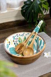 Tazón de Madera con Estampado Floral Tropical y Juego de Servidores, Diseño de Pera, Interior Esmaltado Vibrante, Tazón de Madera para Ensalada, Decoración con Temática de Isla Exótica - Product Image 1