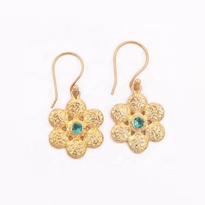 Pendientes de piedras preciosas de Calcedonia Rosa chapados en oro hechos a mano diseño de flores forma pequeña colgante texturizado estilo gota pendientes - Product Image 6