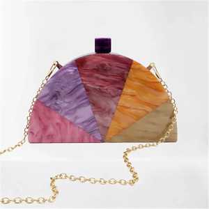 Sac à main en résine fait main au design unique personnalisé, élégant, avec bouton perlé, sac de soirée - Product Image 1