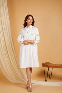Vêtements de marque personnalisés Robe décontractée à imprimé floral blanc pour femme Vêtements pour femme au prix le plus bas - Product Image 3
