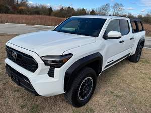 Toyota Tacoma TRD Off-Road Double Cab 4x4 Turbo 4 cylindres, propre et robuste, 2025, avec pack premium TRD Off-Road - Product Image 4
