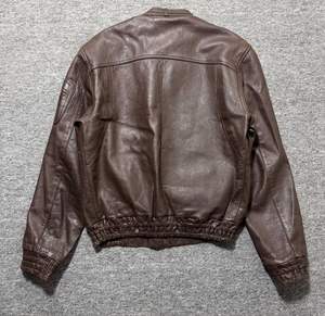 Chaqueta bomber de cuero marrón con cierre frontal de cremallera, puños elásticos y dos bolsillos frontales, estilo Lamb, a la moda e impermeable. - Product Image 3