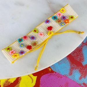 Pulsera de cuentas con bordado étnico con cierre ajustable Pulsera de cuentas de semillas tribales coloridas con detalle hecho a mano - Product Image 6