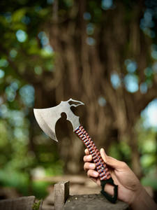 Hache en acier forgé sur mesure avec poignée texturée et lame tactique robuste pour les travaux de plein air, le bushcraft et les tâches utilitaires - Product Image 6