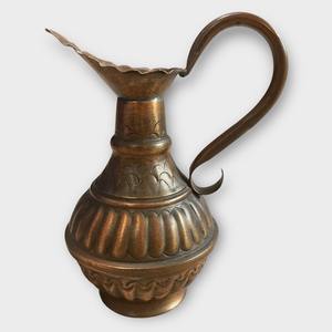 เหยือกน้ำทองเหลืองแท้ ดีไซน์หรูหรา ชุบทอง ผิวสัมผัสแบบสั่งทำพิเศษ พร้อมหูจับ - Product Image 2