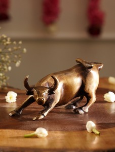 Exquisito Ídolo de Flauta de Latón del Señor Krishna con Figura de Vaca Hecha a Mano para Decoración del Hogar, Templo u Oficina - Product Image 4