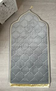 Alfombra de Oración de Seda de Alta Calidad, Tejido Transpirable y Suave, Cómoda para Largas Sesiones de Oración y Meditación - Product Image 2