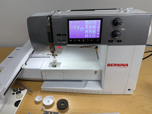 Machine à coudre et à broder B-e-r-n-i-n-a B560 prête à l'emploi – Achetez maintenant - Product Image 3