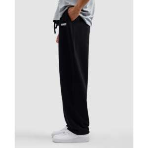 Pantalones plisados negros esenciales con corte holgado - Product Image 3