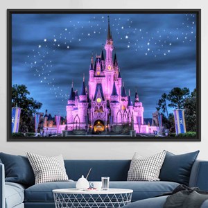 Impression sur toile personnalisée du château de Cendrillon : Art mural pour chambre d'enfant avec un ciel étoilé enchanteur, toile encadrée noire - Product Image 1