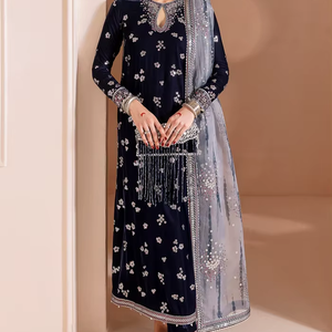 Robe maxi brodée en tissu personnalisée pour mariage indien avec de riches embellissements Lehenga Choli pour femmes de fête - Product Image 1