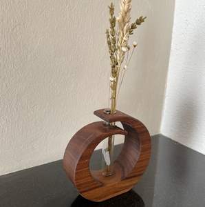 Vase sur pied en bois écologique fait main élégant avec tube en verre pour fleurs de table, propagation de plantes, décoration rustique d'intérieur - Product Image 1