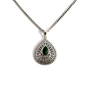Pendentif en agate émeraude de 5,5 grammes avec technologie d'incrustation en forme de goutte d'eau - Product Image 1