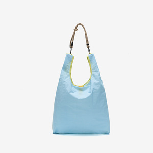 Bolsa Ecológica de Nailon Azul Práctica y Elegante ShopEase con Asa de Cuerda y Cierre de Hombro - Product Image 2