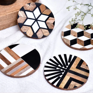 Sous-verres ronds en bois avec un design incrusté de résine blanche, parfaits pour ajouter une touche moderne à votre maison, à des prix de gros. - Product Image 2