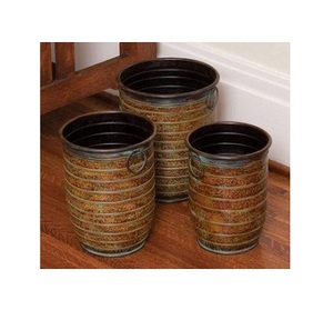 Juego de 3 jardineras de metal de diseño antiguo Premium con maceta de mango de metal y acabado recubierto de color marrón de diferentes tamaños - Product Image 1