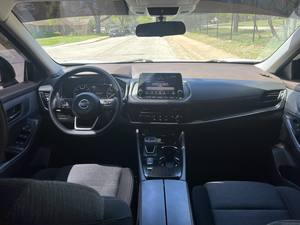 Increíble Nissan Rogue S 2021 con Transmisión Automática y Asientos de Cuero - Product Image 2