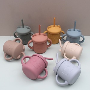 Tasse d'apprentissage en silicone résistante aux chutes et aux hautes températures pour nourrissons et jeunes enfants, avec tube d'aspiration binaural pour repas - Product Image 1