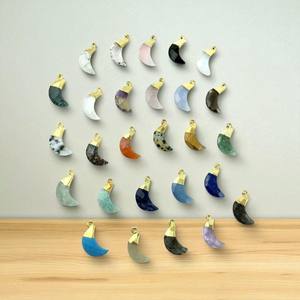 Gemstone Crescent Charms 18x7mm Half Moon Colgantes chapados en oro - Product Image 1