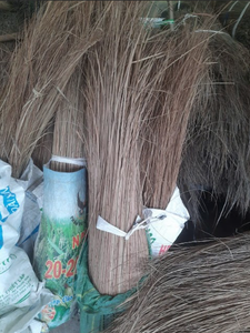 Palos de escoba de coco hechos en Vietnam disponibles para compra al por mayor y a granel en todo el mundo - Product Image 4