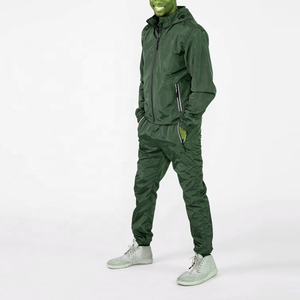 Nouvel arrivage de survêtement de fitness pour hommes survêtement à capuche avec fermeture éclair et pantalon deux pièces survêtements en nylon veste coupe-vent survêtements - Product Image 4