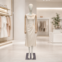 Mannequin féminin élégant avec corps recouvert de tissu et bras articulés en bois
