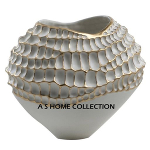 Vase à fleurs de table en aluminium coulé fini blanc et texturé or avec différents styles pour les touches de luxe - Product Image 1
