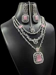 ชุดสร้อยคอสามชั้นประดับเพชรรูปดาวแห่งอเมริกาพร้อมต่างหูยาวและ Maang Tikka สำหรับผู้หญิงเหมาะสำหรับใส่ไปงานปาร์ตี้ - Product Image 4