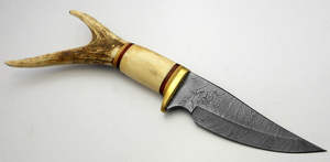 Skinner professionnel en acier damas fait à la main de haute qualité avec poignée en corne avec gaine en cuir pur. - Product Image 2