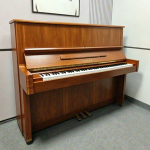 Piano Vertical Yamaha W109B, Color Marrón Japonés, Usado, Piano Acústico, Diseño Clásico Elegante, Excelente Tocabilidad, Tono Cálido y Rico - Product Image 1