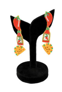 Boucles d'oreilles pendantes en forme de goutte d'eau avec feuilles perlées vertes vives et accents rouges, qualité export, bijoux artisanaux - Product Image 4