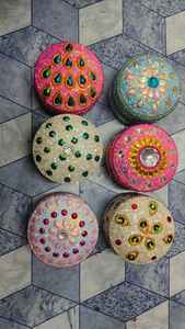 Cajas de pastillas hechas a medida en varios tamaños, formas y colores adecuados para su uso en regalos de boda - Product Image 2