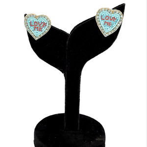 ต่างหูแบบติดหูรูปหัวใจ รุ่นพรีเมียม ขายดี ประดับลูกปัดปักลาย LOVE ME ต่างหูแฟชั่นสั่งทำพิเศษ ฐานติดทนทาน แข็งแรง - Product Image 1