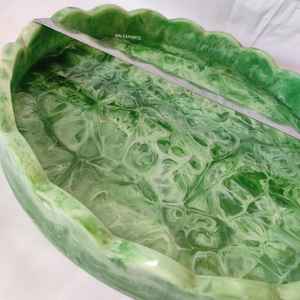 Design marbré unique avec finition brillante Matériau en résine durable et imperméable Article cadeau idéal pour la pendaison de crémaillère - Product Image 2