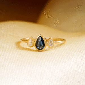 Bague tendance en or jaune 14 carats plaqué rhodium avec saphir bleu et diamants sertis en grappe - Product Image 3