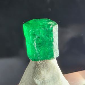 Gema Brillante, Cristal de Esmeralda Natural con Corte Hexagonal, 9.1 Quilates |   Espécimen de Esmeralda Verde en Bruto |   Valle de Swat, Pakistán | - Product Image 4