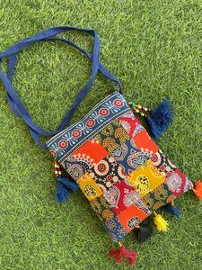 Sac à bandoulière bohème pour femme de qualité supérieure, élégant, avec de beaux pompons, fermeture éclair, broderie en coton durable - Product Image 2