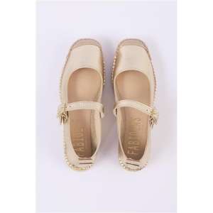 Alpargata cerrada con cuña baja - Product Image 4