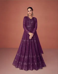 传统印度风格乔其纱重刺绣作品Anarkali长礼服，设计师杜帕塔和女式长袖套装