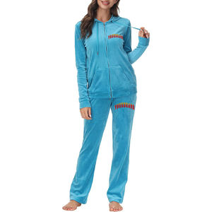 Fournisseur de vêtements de marque privée, style streetwear tendance pour femmes modernes, proposant des survêtements en velours personnalisés pour femmes - Product Image 1