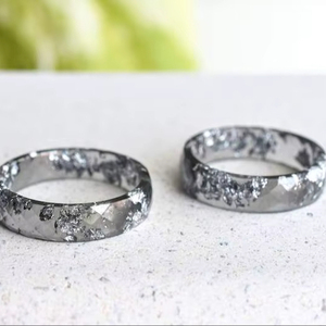 Anneaux en résine acrylique, forme ronde, faits à la main, anneaux d'amour, bijoux de fête pour femmes, vente en gros au meilleur prix - Product Image 1