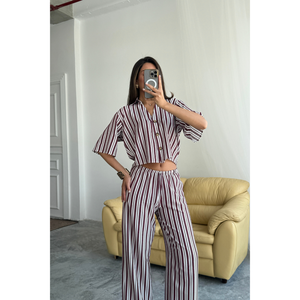 Conjunto de Top Corto a Rayas Borgoña y Pantalones Holgados de Modal para Mujer - Product Image 4