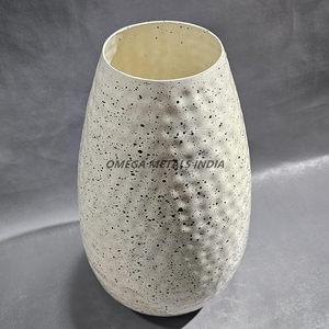 Vase moderne personnalisé en métal blanc moucheté avec finition texturée et structure ovale élégante pour un style artistique à la maison - Product Image 5